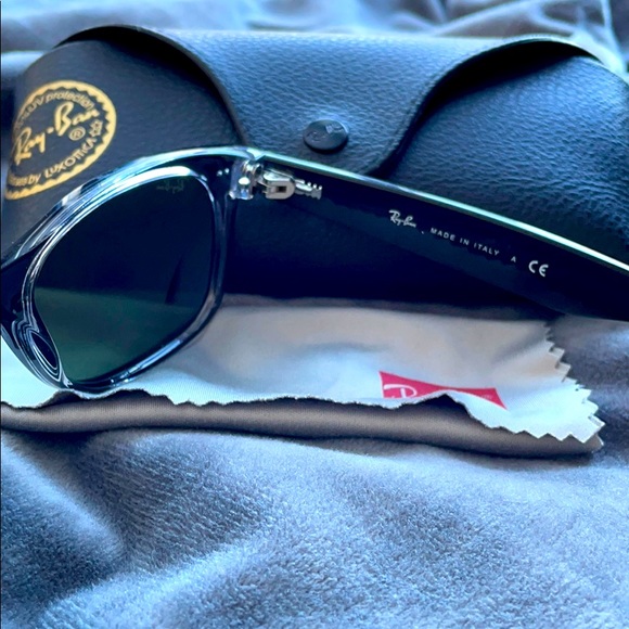 RayBan black rimmed sunnies - Picture 3 of 4